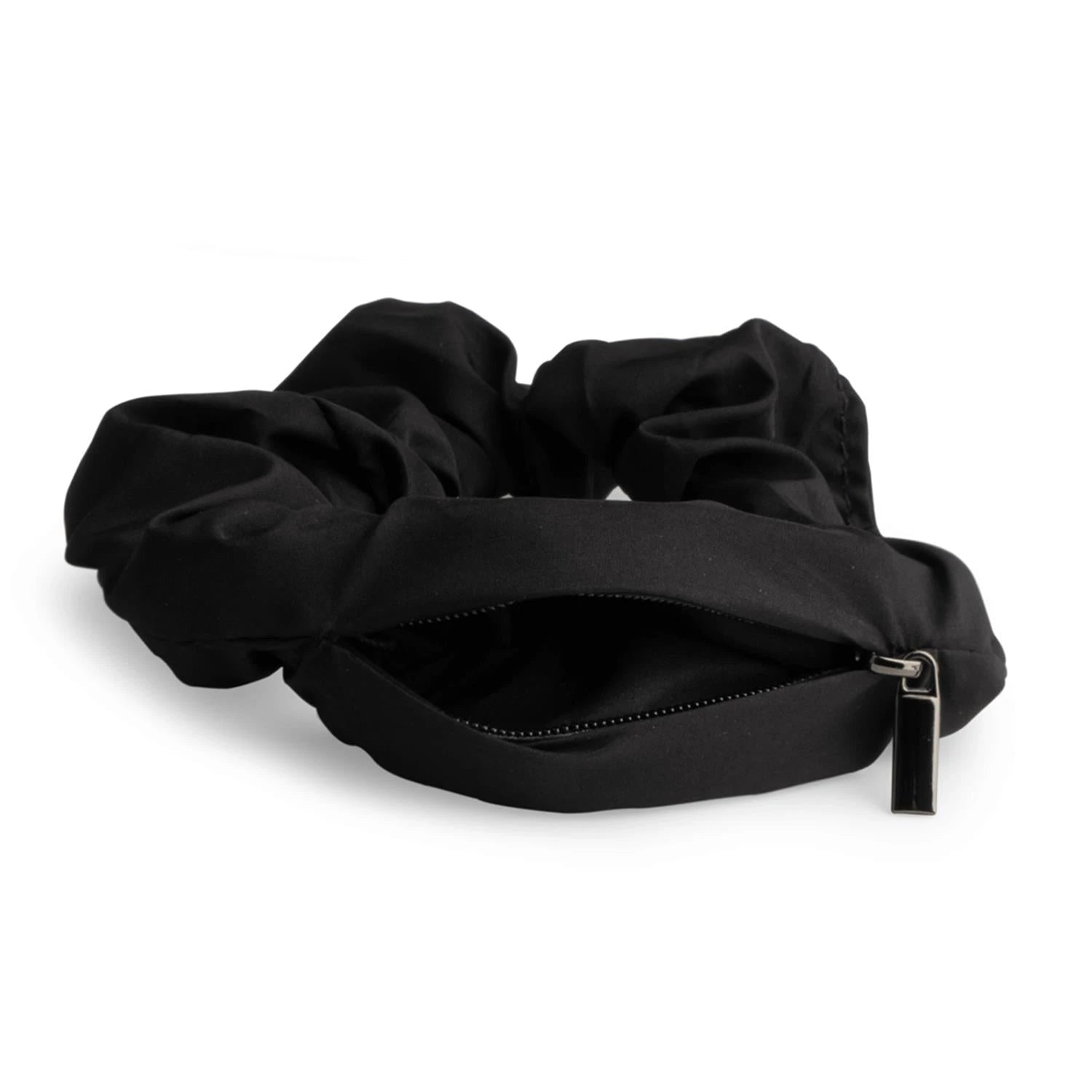 PURIZE Haargummi in Schwarz, Detailansicht des geöffneten Reißverschluss-Geheimfachs am Scrunchie